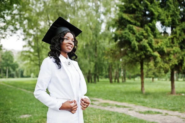 Feliz hermosa negra afroamericana chica con sombrero graduados — Foto de Stock