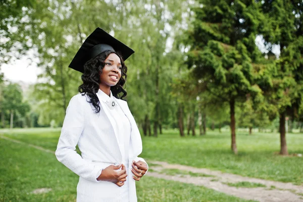 Szczęśliwy piękna dziewczyna Afryki amerykański czarny kapelusz absolwentów Zdjęcia Stockowe bez tantiem