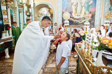 Mukyluntsi, Ukrayna - 26 Haziran, 2016: ilk Komünyon. 