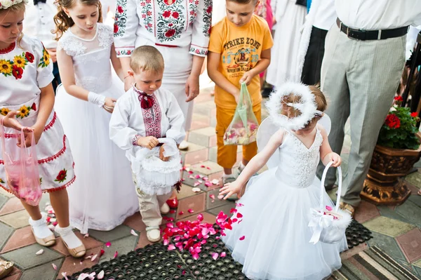 Mukyluntsi, Oekraïne - 26 juni, 2016: eerste heilige communie. Een li — Stockfoto