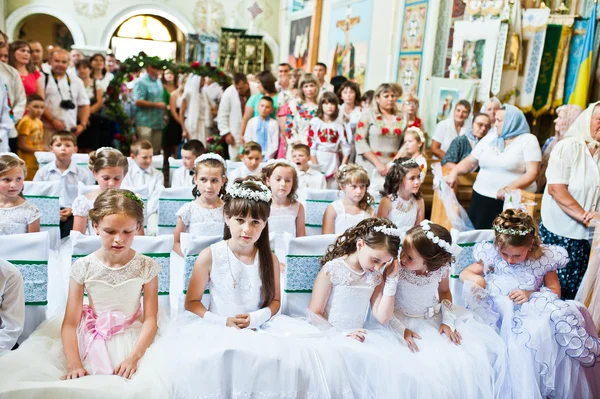Mukyluntsi, Oekraïne - 26 juni, 2016: eerste heilige communie. — Stockfoto
