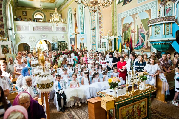 Mukyluntsi, Ucrania - 26 de junio de 2016: Primera comunión . —  Fotos de Stock