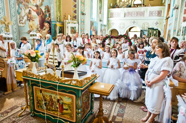 Mukyluntsi, Ukraina - 26 czerwca 2016: Pierwsza Komunia Święta. — Zdjęcie stockowe