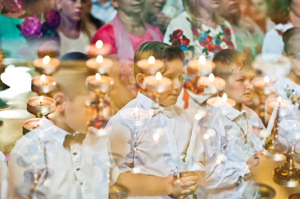 Mukyluntsi, Ucrânia - 26 de junho de 2016: Primeira santa comunhão. Mult... — Fotografia de Stock