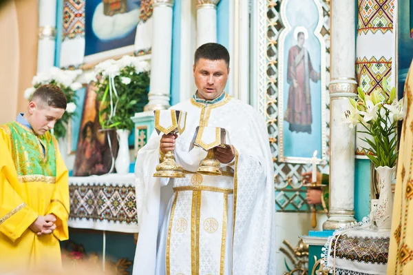 Mukyluntsi, Ukraine - 26 juin 2016 : Prêtre avec la sainte communion — Photo
