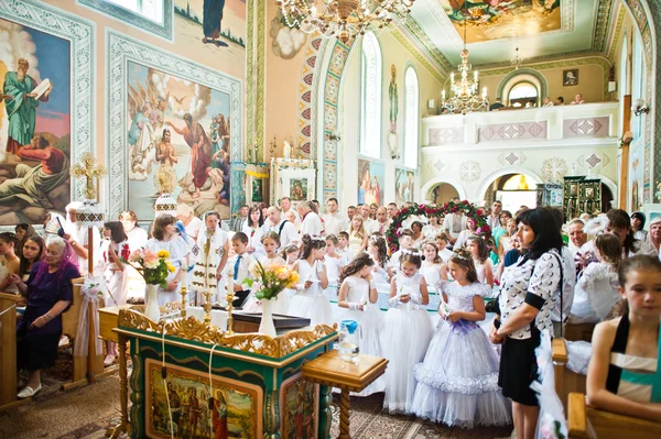 Mukyluntsi, Ukraina - 26 czerwca 2016: Pierwsza Komunia Święta. — Zdjęcie stockowe