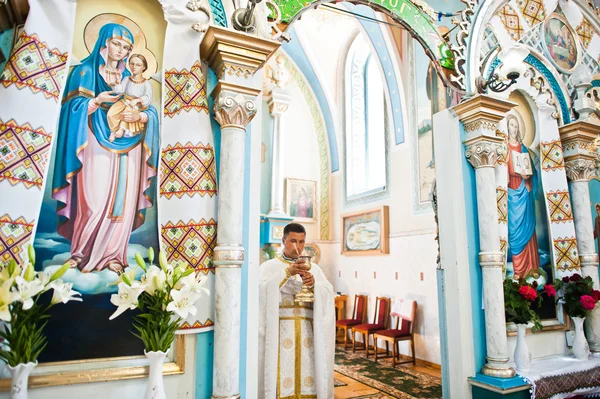 Mukyluntsi, Ucrania - 26 de junio de 2016: Sacerdote con santa comunión — Foto de Stock