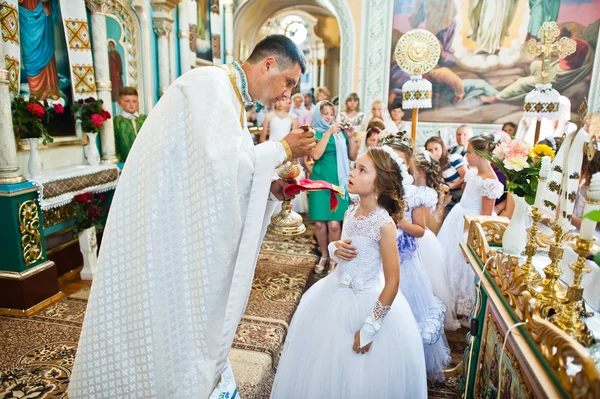 Mukyluntsi, Oekraïne - 26 juni, 2016: eerste heilige communie. — Stockfoto