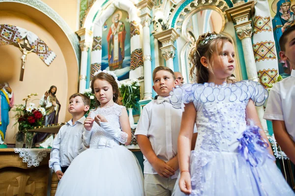 Mukyluntsi, Ukraina - 26 czerwca 2016: Pierwsza Komunia Święta. — Zdjęcie stockowe