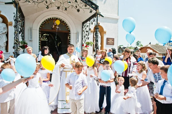 Mukyluntsi, Oekraïne - 26 juni, 2016: eerste heilige communie. Veel — Stockfoto