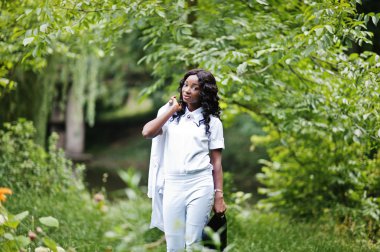 Onu tutarak cekette şık siyah Afrika kökenli Amerikalı kız gerekir