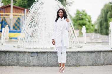 Şık ve güzel siyah Afrika kökenli Amerikalı kız arka plan fou