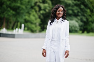 Şık ve güzel siyah Afrika kökenli Amerikalı kız arka plan fou