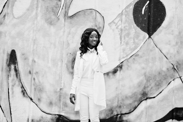 Genç Afro-Amerikan kız, beyaz, arka plan graffi giyinmiş — Stok fotoğraf