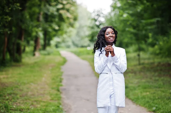 Portrét elegantní černou americkou afričanku svítit na cestu — Stock fotografie