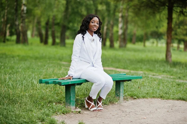 挺黑的非洲裔美国女孩坐在长凳上的肖像 — 图库照片