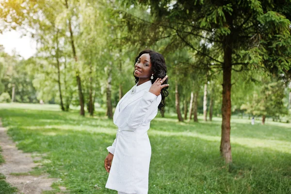 Portrét elegantní černou americkou afričanku zůstat na zelené pa — Stock fotografie