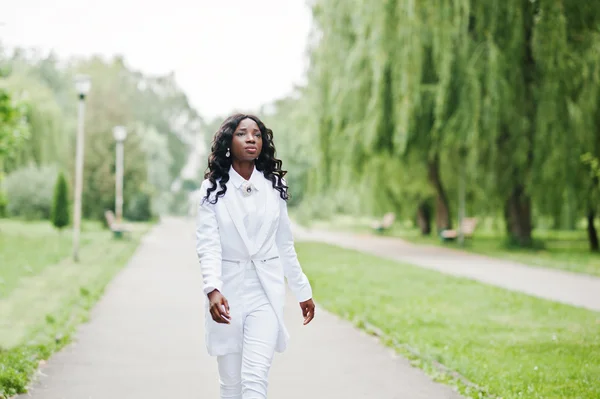 Şık siyah Afro-Amerikan kız yolda parkta yürüyüş — Stok fotoğraf