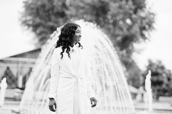 Stilvolle und schöne schwarzafrikanische amerikanische Mädchen Hintergrund fou — Stockfoto