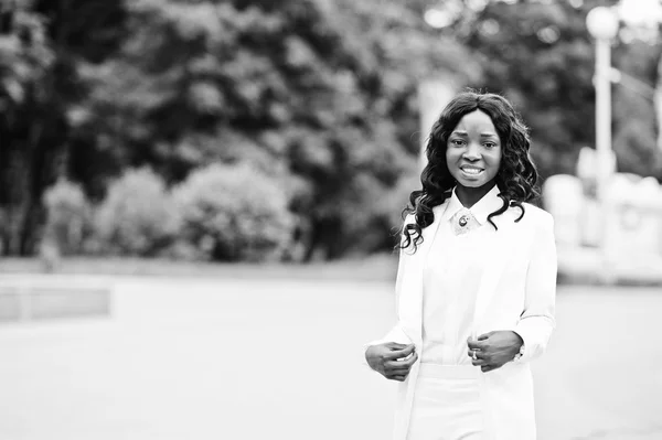 时尚和美丽的黑色非洲裔美国女孩背景缶 — 图库照片