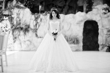 Adlı büyüleyici Kızıl saçlı gelin düğün buket el ile poz verdi 