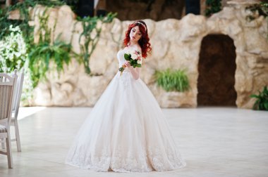 Adlı büyüleyici Kızıl saçlı gelin düğün buket el ile poz verdi 