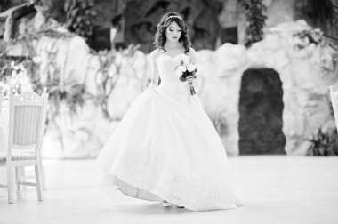 Adlı büyüleyici Kızıl saçlı gelin düğün buket el ile poz verdi 