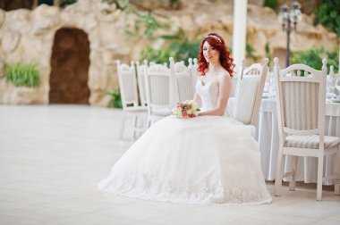 Düğün buketi büyüleyici Kızıl saçlı gelin modeliyle portresi