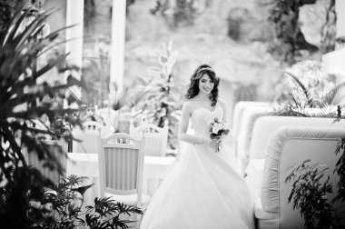 Düğün buketi, el pos ile büyüleyici Kızıl saçlı gelin modeli