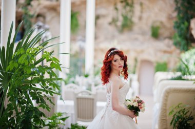 Düğün buketi, el pos ile büyüleyici Kızıl saçlı gelin modeli