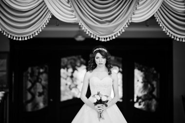 Aga büyüleyici Kızıl saçlı gelin düğün buket el ile poz verdi