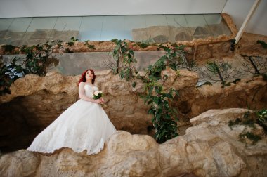 Düğün buketi, el pos ile büyüleyici Kızıl saçlı gelin modeli