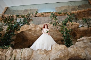 Düğün buketi, el pos ile büyüleyici Kızıl saçlı gelin modeli