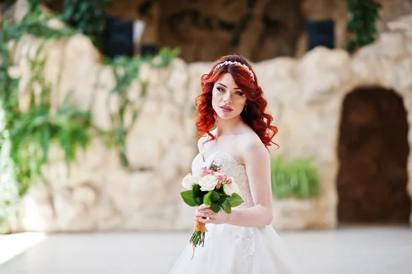 Portret van charmante roodharige bruid met bruiloft bouq close-up — Stockfoto