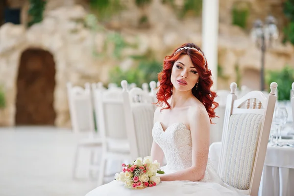 迷人的红发新娘模特与婚礼花束的肖像 — 图库照片