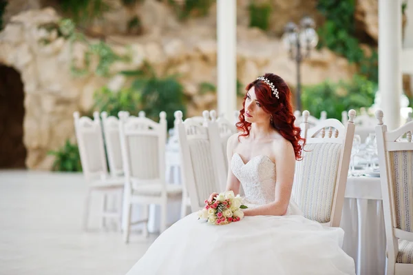 Portrait de charmante mariée aux cheveux roux modèle avec bouquet de mariage — Photo