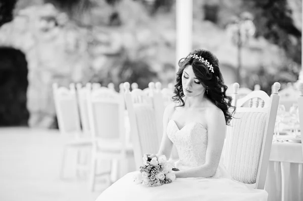 Portrait de charmante mariée aux cheveux roux modèle avec bouquet de mariage — Photo