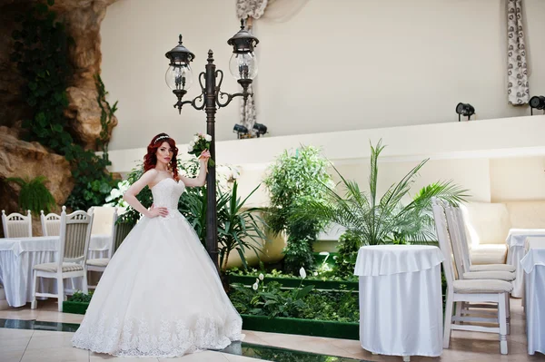 迷人的红发新娘模特与婚礼花束的肖像 — 图库照片