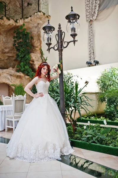 Portrait de charmante mariée aux cheveux roux modèle avec bouquet de mariage — Photo