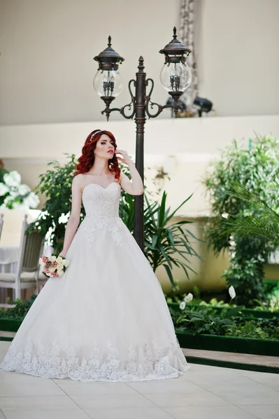 Portret van charmante roodharige bruid model met bruiloft boeket — Stockfoto