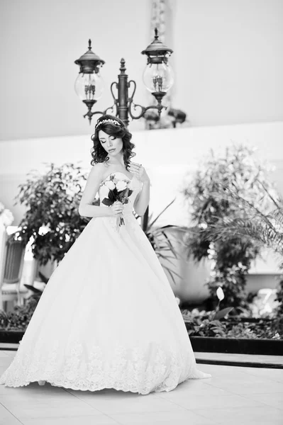 Portrait of charming red-haired bride model with wedding bouquet — Stock Photo, Image