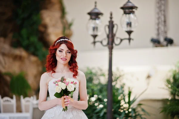 特写：迷人的红头发新娘模型与婚礼 — 图库照片