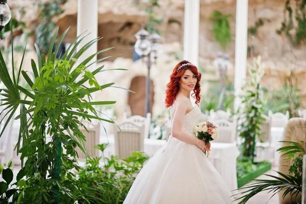 Charming red-haired bride model with wedding bouquet at hand pos — Stock Photo, Image