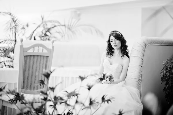 Retrato de encantador modelo de noiva de cabelos vermelhos com buquê de casamento — Fotografia de Stock