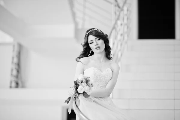 Encantadora noiva de cabelos vermelhos com buquê de casamento à mão posou em — Fotografia de Stock