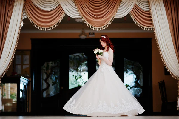 Charmante mariée aux cheveux roux avec bouquet de mariage posé à la main aga — Photo