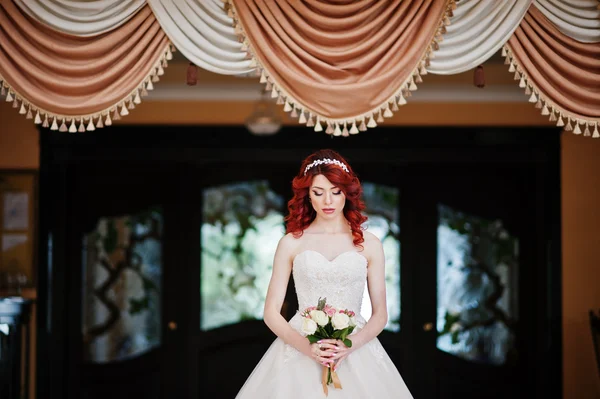 Charmante mariée aux cheveux roux avec bouquet de mariage posé à la main aga — Photo