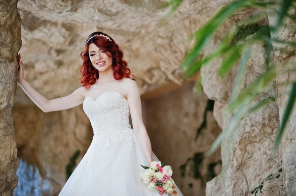 Charmante mariée aux cheveux roux modèle avec bouquet de mariage à portée de main pos — Photo