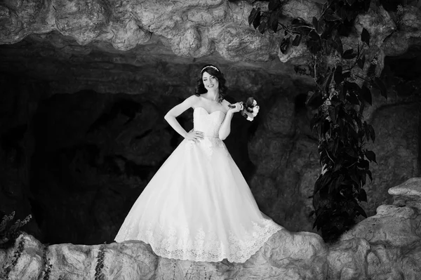 Charmante mariée aux cheveux roux modèle avec bouquet de mariage à portée de main pos — Photo