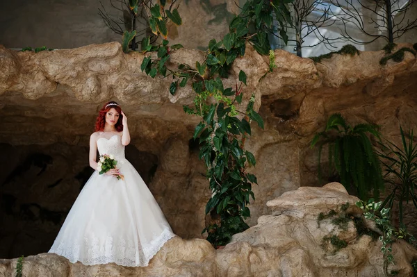 Charmante mariée aux cheveux roux modèle avec bouquet de mariage à portée de main pos — Photo